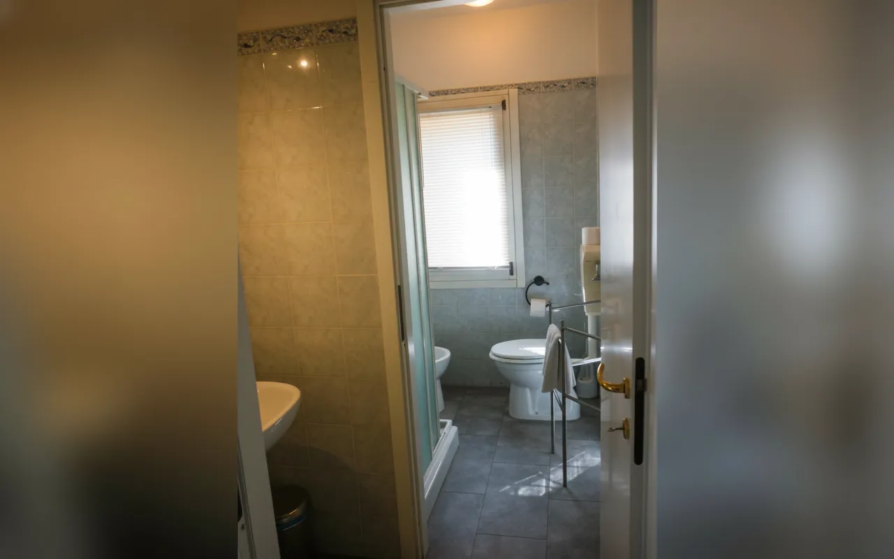 Camera con bagno privato — Appartamenti Serlio 24, Bologna (Emilia-Romagna) (foto 56)